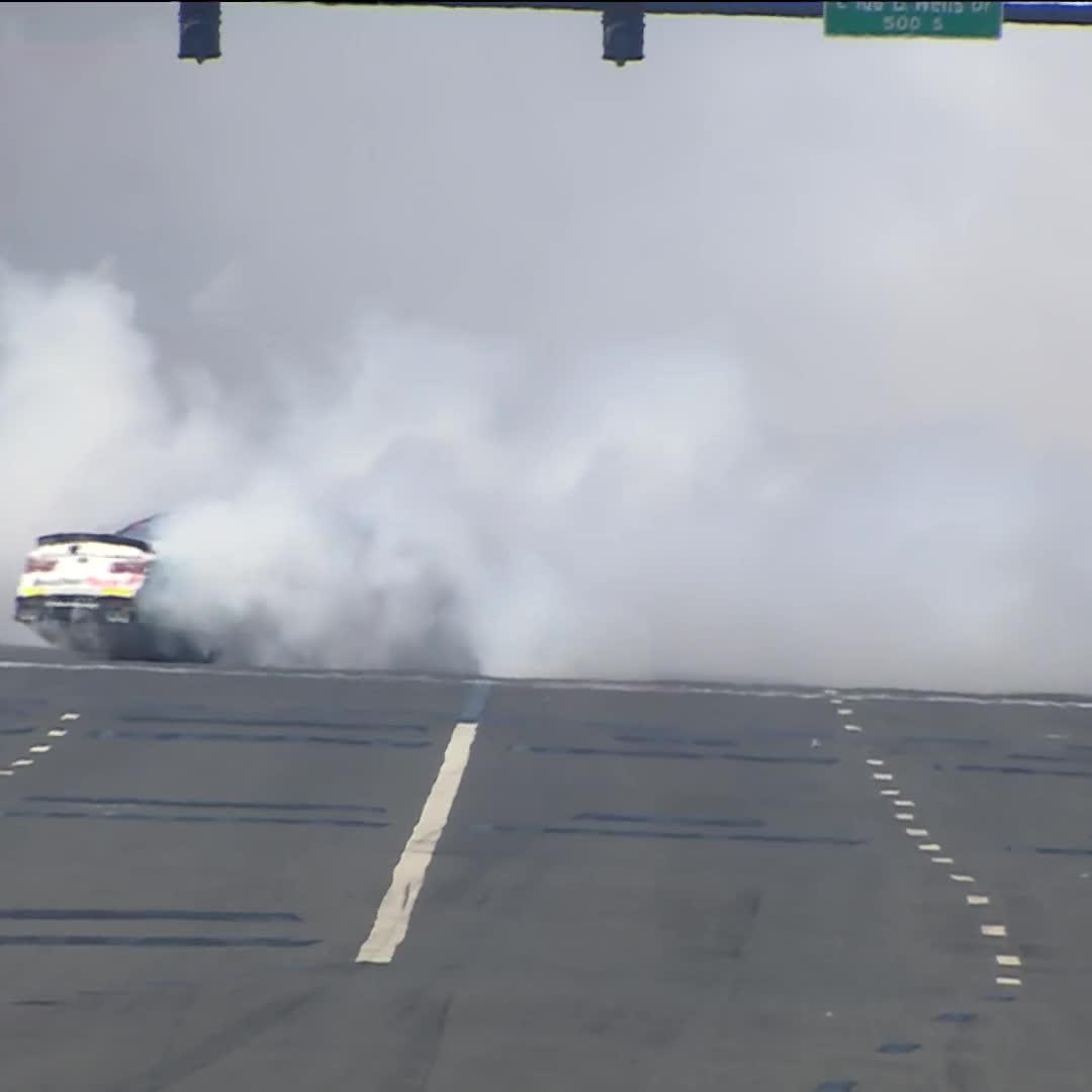 An incredible smoke show by Shane van Gisbergen! 💨