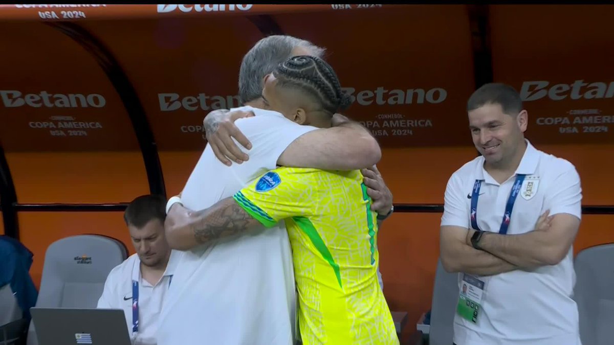A heart-warming moment for Leeds United fans! 🥹⚪ Marcelo Bielsa and Raphinha embrace just before kick-off in their colossal Copa America Quarter-Final ❤️ "He has said before he owes it all to Bielsa." 🗣️