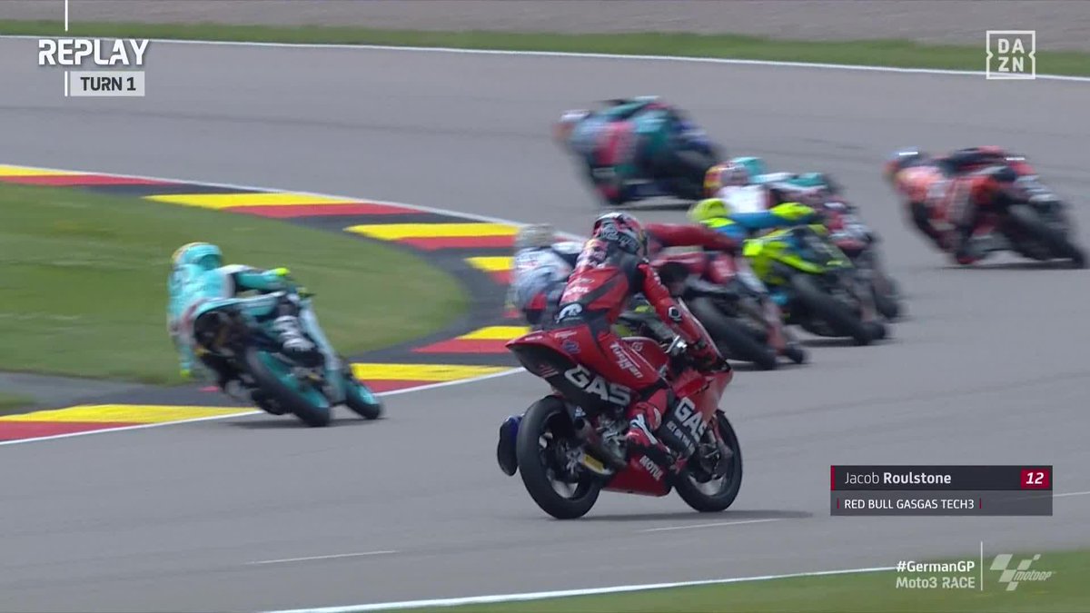 QUÉ IMAGEN 😳 Jacob Roulstone y Ángel Piqueras se tocaron en medio del grupo y afortunadamente no se cayeron... pero el australiano rompió la cúpula con la cabeza 😰 #GermanGP 🇩🇪 #MotoGP 🏁