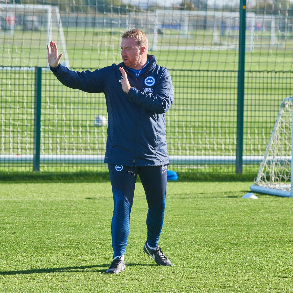In his Coaching Course, Brighton & Hove Albion U21 head coach Shannon Ruth took his players through a series of practices that focus on breaking down a low block. The session begins with a three-goal game in which attackers look to create space to play through defending pairs... 🟦⬜️