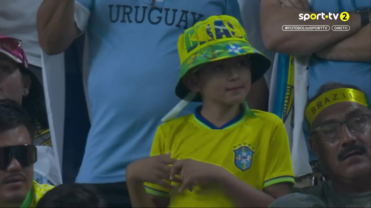 Os jogadores brasileiros deixaram o selecionador Dorival fora da roda antes dos penáltis e ignoraram-no completamente 😳