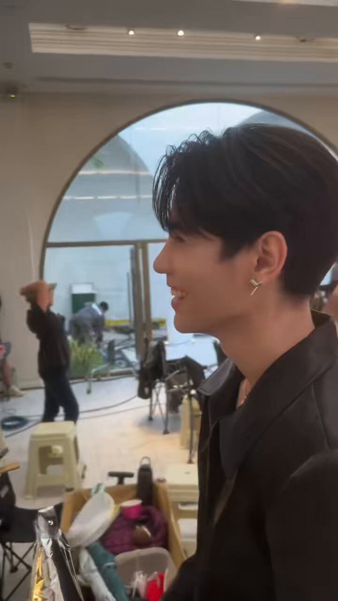 พี่เจฟ : มันเป็นก๊าซฮีเลียมไง เสียงมันจะเป็นเงี้ย : อันนี้แกล้งมั้ย พี่เจฟ : ไม่ได้แกล้ง จริง ลองดูป่าว ลองดูๆ มันไม่เป็นไรห์ 55252555252525525252525255555555 ขำจะตด ขยันพูดด้วยไง