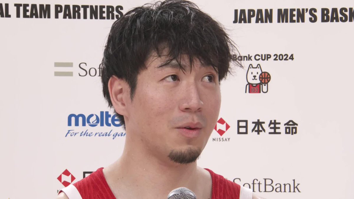 「ほんとに僕で合ってます?😓」 自分だと思っていなかったインタビューに戸惑いを隠せない、チーム最年長の比江島慎選手😂 それを温かく見守るチームメイト☺️ 比江島慎 Makoto Hiejima #6 #AkatsukiJapan #SoftBankCUP2024 #日本一丸