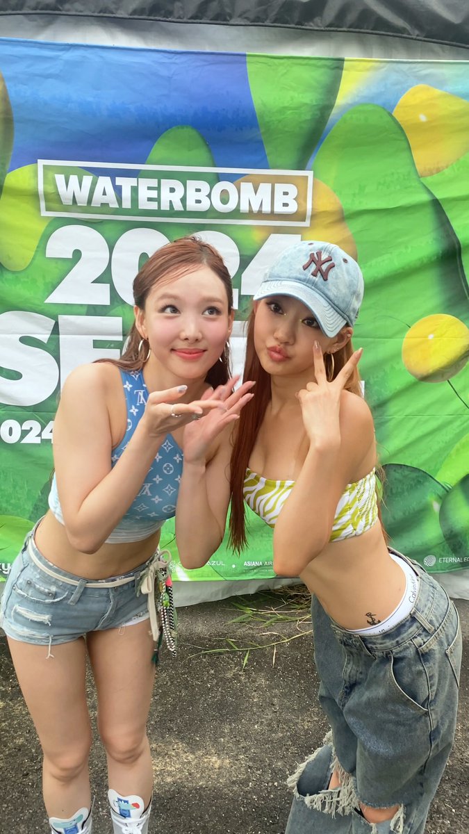 NAYEON STICKY CHALLENGE WITH KISS OF LIFE JULIE