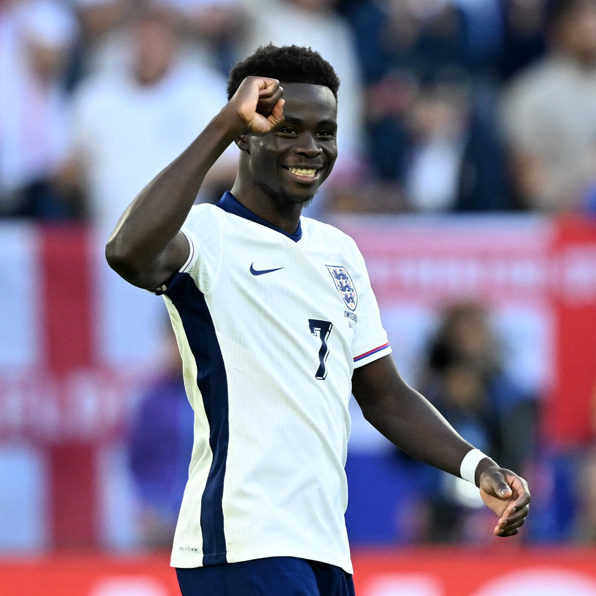 "The smile we all needed to see!" 😁 Bukayo Saka reacts to last night's post from #ThreeLions legend David Beckham 🤍 #LionsDen connected by EE
