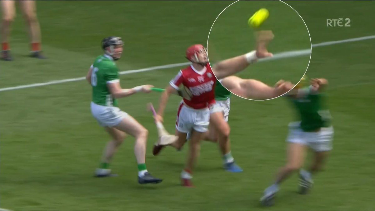 Some perfectly good handpasses were blown as frees this weekend as referees struggle to tell difference between slick handpass motion and throws. Watch the #sundaygame live on @rte2 and @rteplayer