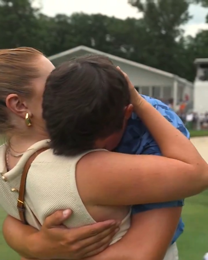 🚨🥲🏆 #EMOTIONAL MOMENT — Davis Thompson greets his wife Holly after the win at The John Deere