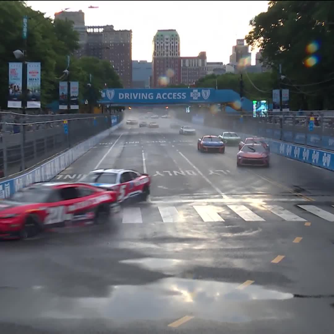 We are back in action in Chicago! The green flag is back out for the #GrantPark165!