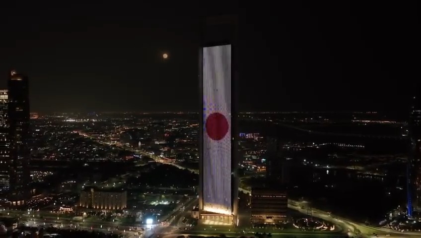 【安倍総理追悼】 アラブ首長国連邦の首都アブダビでは 昨日の夕方、日本とアラブ首長国連邦の友好関係と協力の強化に長年努力した故安倍晋三首相の努力を紹介しました。