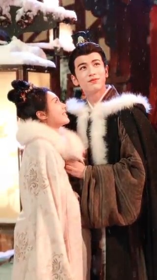 How sweet they are! 😉 #ThePrincessRoyal #ZhaoJinmai #ZhangLinghe #度华年 #赵今麦 #张凌赫 #YOUKU #优酷