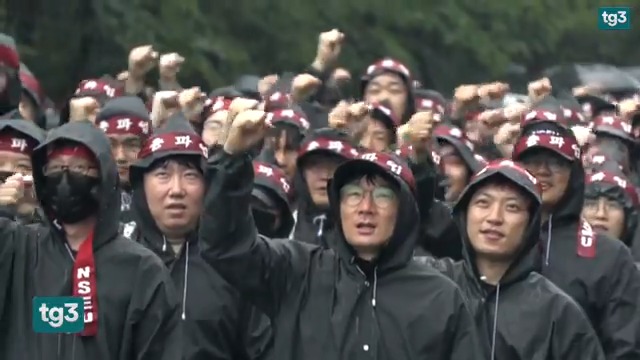 Sciopero senza precedenti in Corea del Sud. Per tre giorni, a partire da oggi, protestano i lavoratori del colosso tecnologico Samsung. Chiedono paghe migliori e un giorno in più di ferie