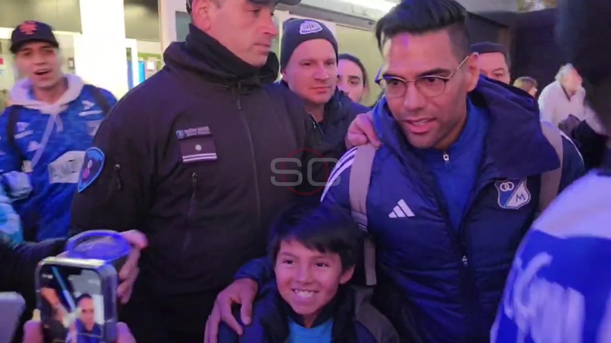Cómo se pasa la maletica adelante para que no lo chalequeen jajajajajajajajajaja él sabe cómo es la hinchada de los millos jajajajajajajajajajajajajajajaja