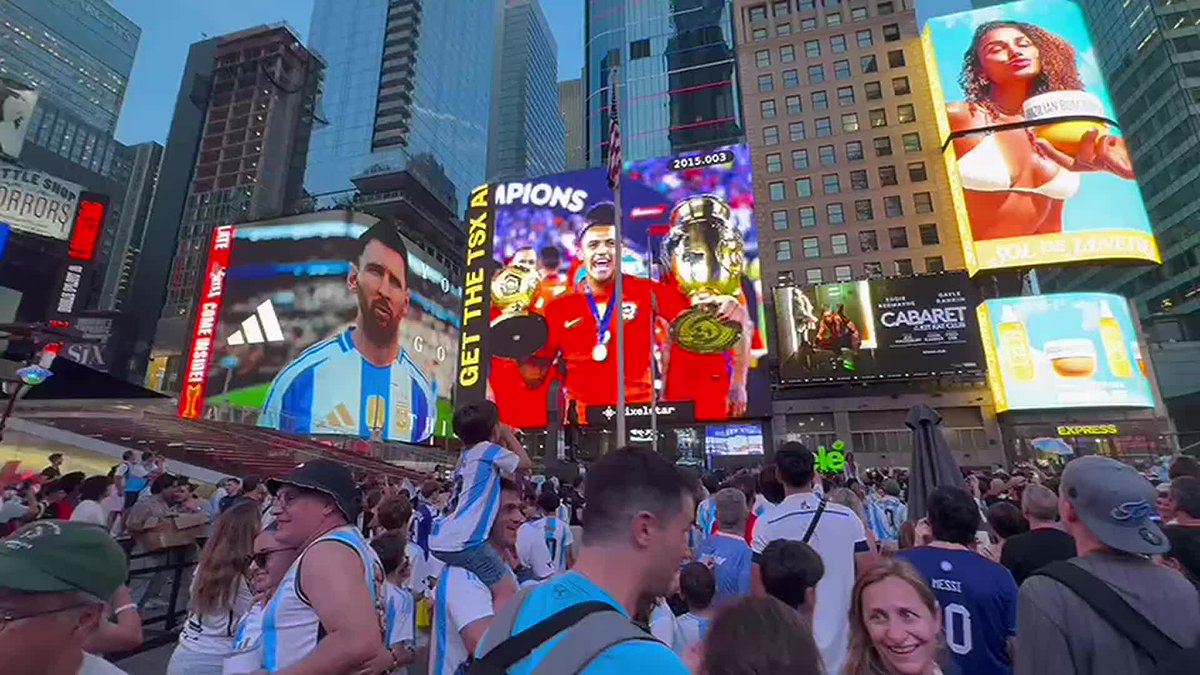 ¡LOS CHILENOS TROLLEAN A LOS ARGENTINOS EN PLENO TIMES SQUARE! 😂🇦🇷🇨🇱 #CentralFOX En pleno banderazo de la afición de Argentina en New York, aparece una imagen de Alexis Sánchez y otra de Messi recordando el penal fallado ante Ecuador.