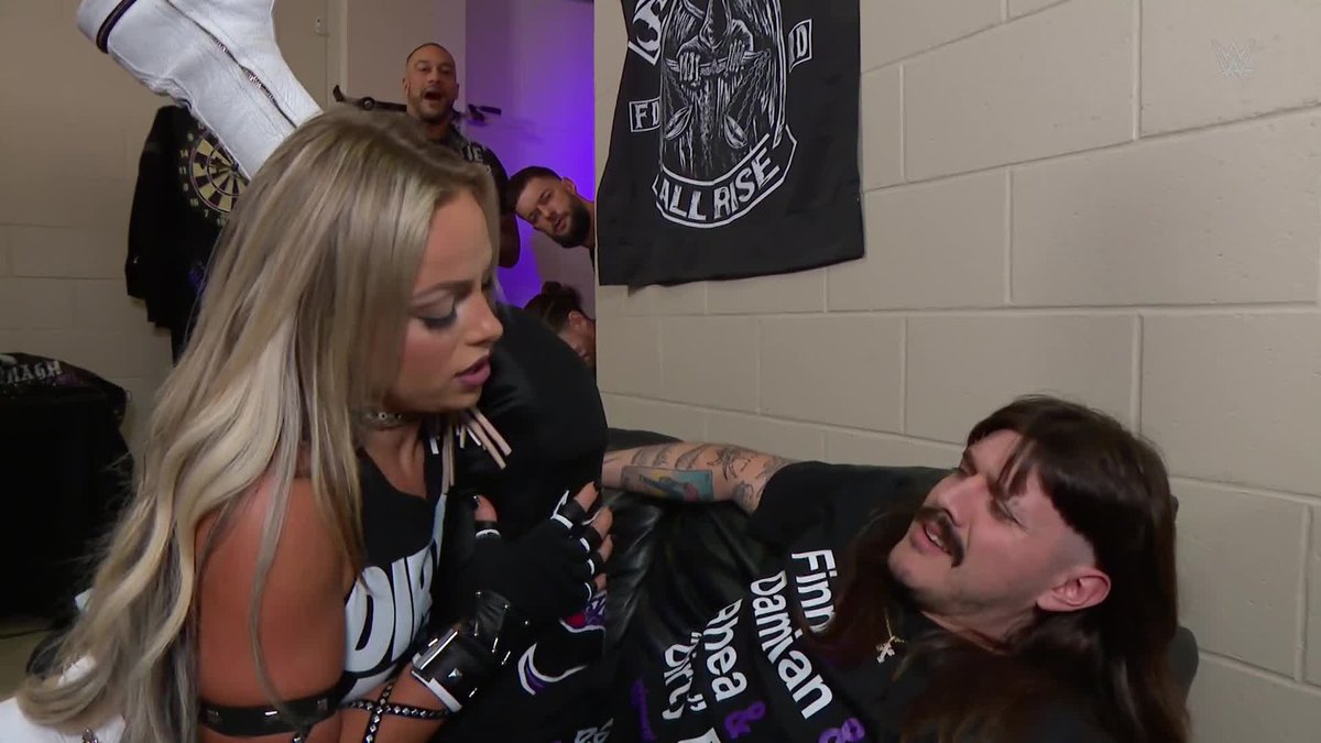 Ummm... 😅😅😅 #WWERaw