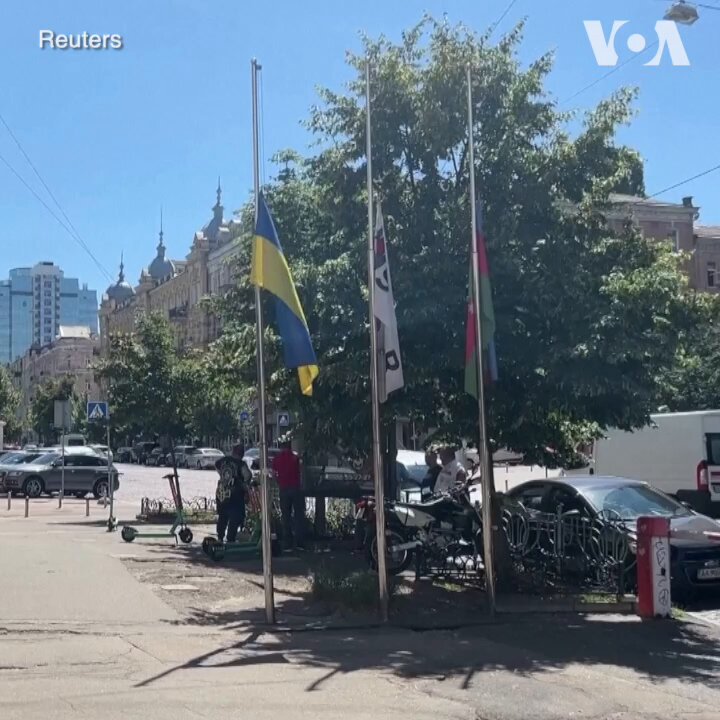 乌克兰全国各地7月9日降下半旗，为过去一天在俄军空袭中的死难者致哀。一天前，俄军在乌克兰多地发动的袭击造成至少41人死亡。基辅一家儿童医院遭到俄罗斯导弹攻击，导致数十人死亡与逾百人受伤。相关：