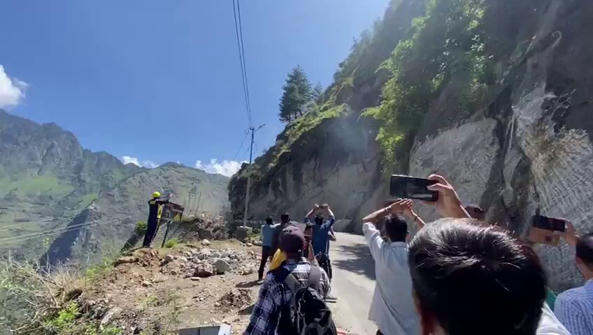उत्तराखंड : बद्रीनाथ हाईवे पर जोशीमठ से एक किलोमीटर पहले आज दोबारा फिर से लैंड स्लाइड हुआ है। इस बार पूरा का पूरा पहाड़ टूटकर गिर गया। आज सुबह भी इसी पॉइंट पर लैंड स्लाइड हुआ था। मौसम साफ है, फिर भी पहाड़ दरक रहे हैं। ये खतरनाक स्थिति है।