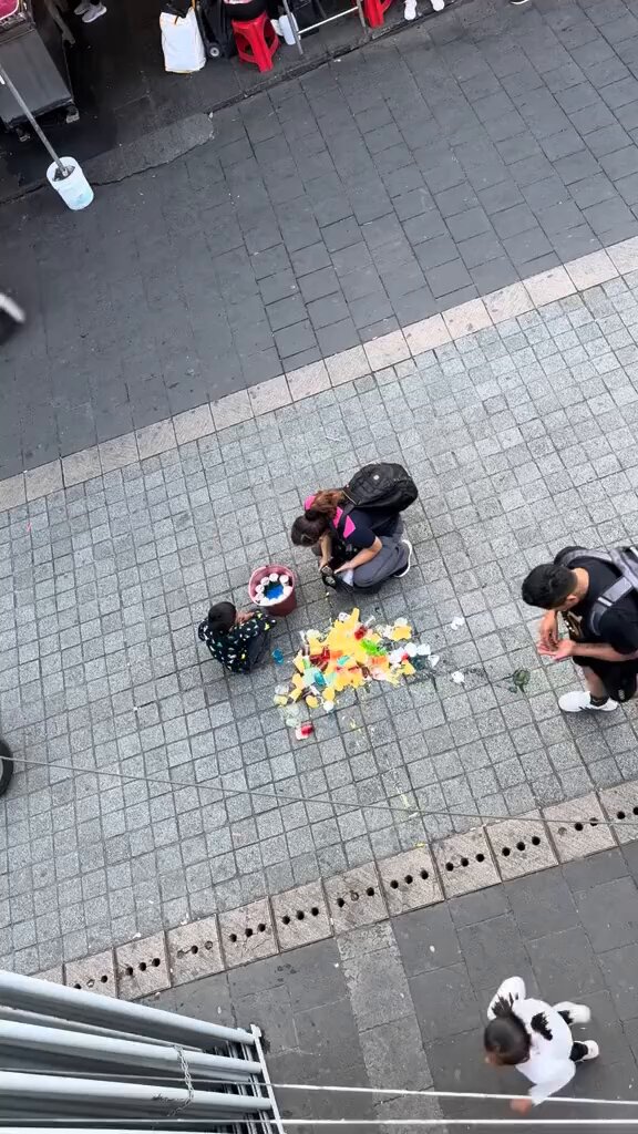 Esto es parte de la grandeza de México. Un niño que vendía gelatinas en la calle, por accidente las tiró y la reacción de la gente que presenció la acción fue comprarle sus gelatinas derramadas.