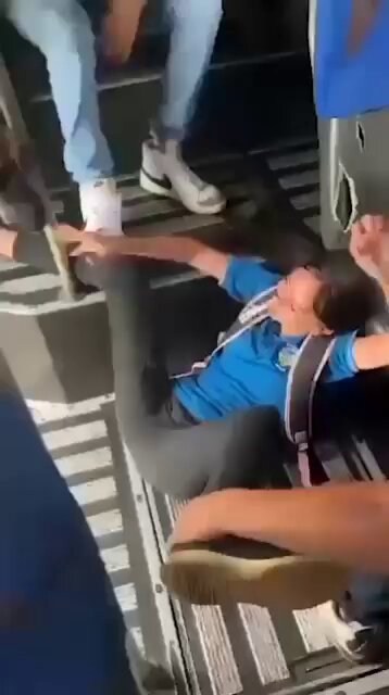 Así fue como un cobarde agredió a una compañerita dentro de un bus de estudiantes, en San Carlos de Alajuela.