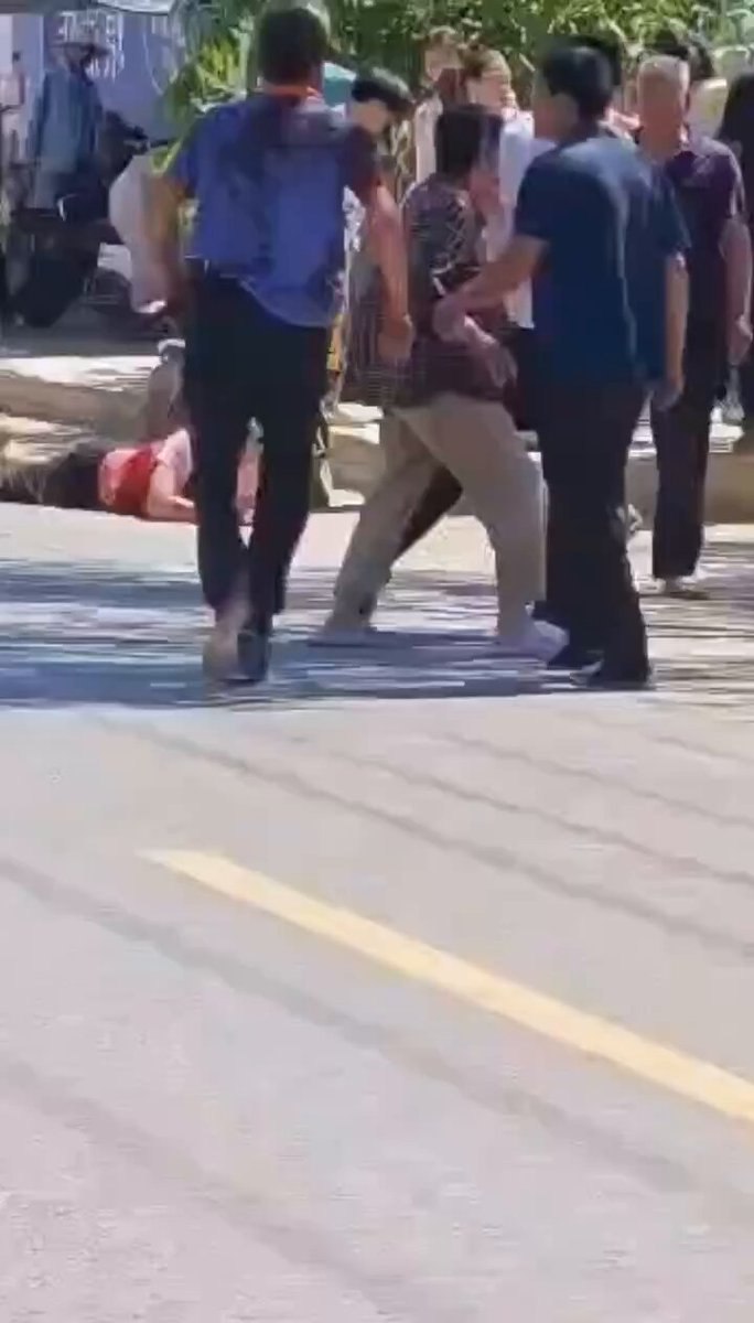 河北人不甘落后，当街杀人 镰刀插在脖子上，匕首🗡️扎心，镰刀劈砍🔪，不能让辽宁沈阳铁西区专美于前啊，全中国掀起了街头杀人运动