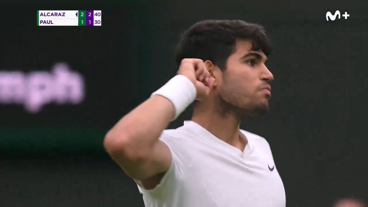 Alcaraz se lleva la mano a la oreja. Nosotros nos las llevamos a la cabeza. Qué barbaridad, Carlos Alcaraz. #LaPistaDelTenis #Wimbledon