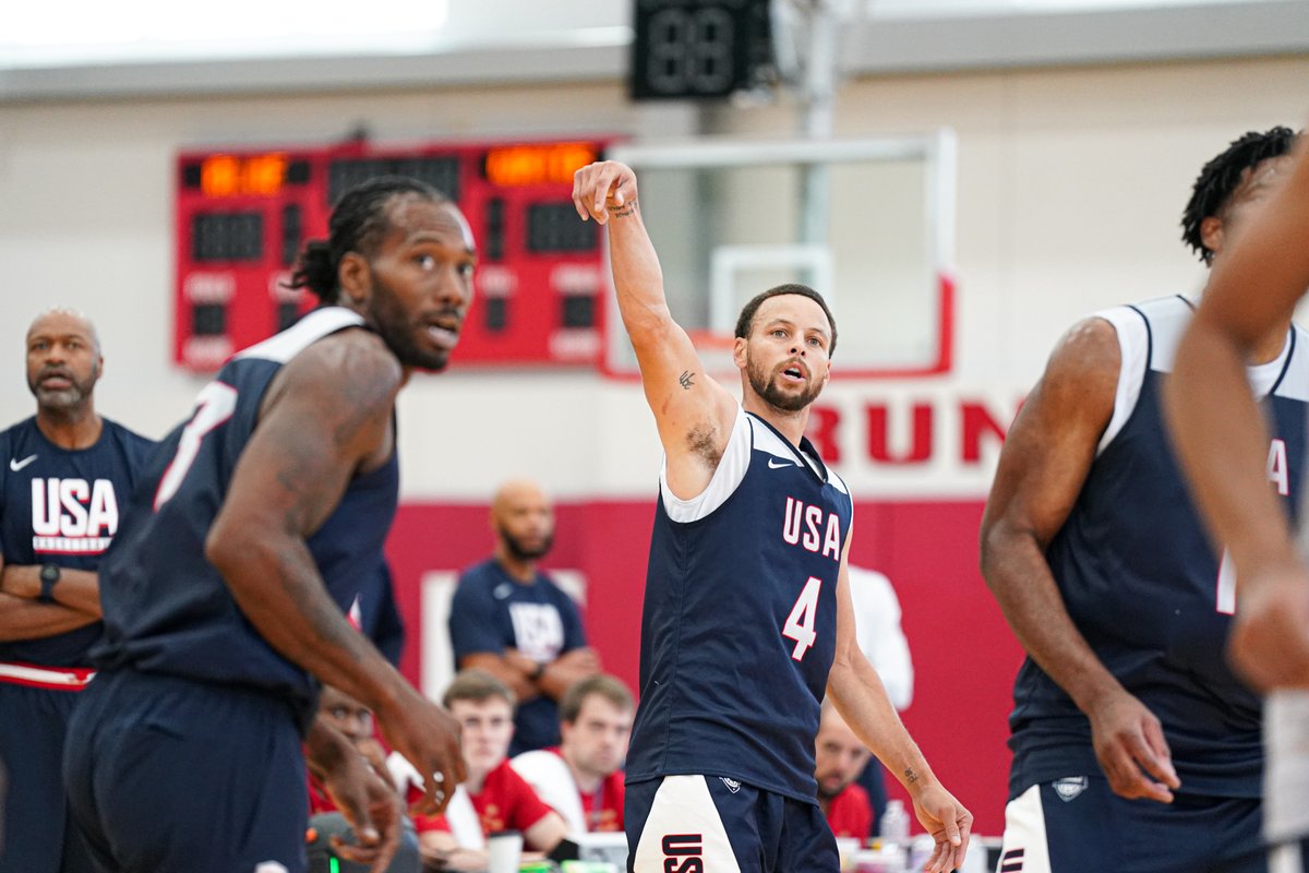 Steph Curry wears the wire at 🇺🇸 #USABMNT practice! AT&T