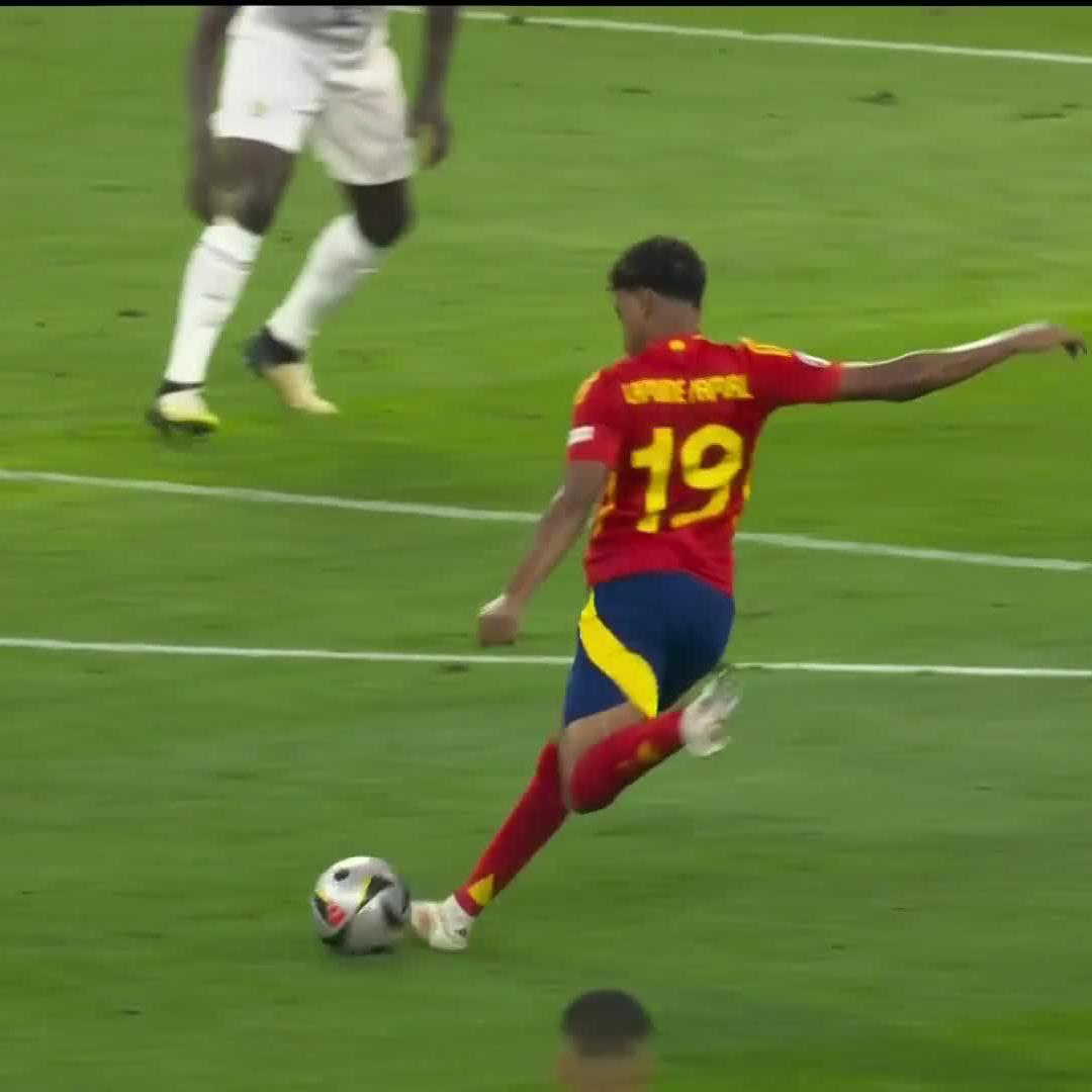 A goal for the ages 🤩 Lamine Yamal's cracker is the Betway ZA moment of the day 👏👏 🇪🇸 #ESPFRA 🇫🇷 | #EURO2024
