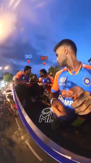 VIRAT - ROHIT MOMENT. 🥺❤️ Virat Kohli went back side to the Open-bus, called Rohit and both of them hold the trophy towards the fans. Kohli, a great human being. 👌
