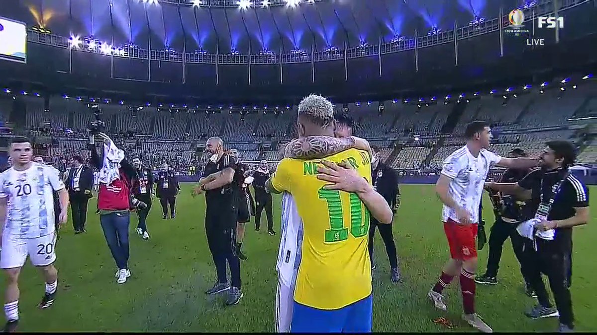 Mientras los jugadores festejaban con Scaloni el título en el Maracaná, Neymar Júnior fue en busca de Lionel para abrazarlo y felicitarlo. El gesto que hace Messi, empujando a los suyos para que no interrumpan, lo es todo. Espectacular secuencia. 🥹🇦🇷
