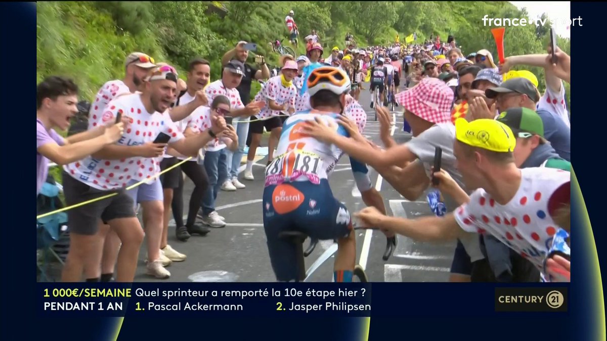 Les images du Virage Romain Bardet, qui dispute son dernier Tour de France. Comme Thibaut Pinot l'an passรฉ, l'Auvergnat a รฉtรฉ saluรฉ par ses fans ร domicile.๐#TDF2024
