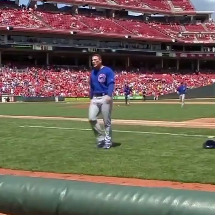 𝐉𝐮𝐥𝐲 𝟏𝟎, 𝟐𝟎𝟏𝟒 Anthony Rizzo challenges the entire Reds dugout after Aroldis Chapman throws at Nate Schierholtz.