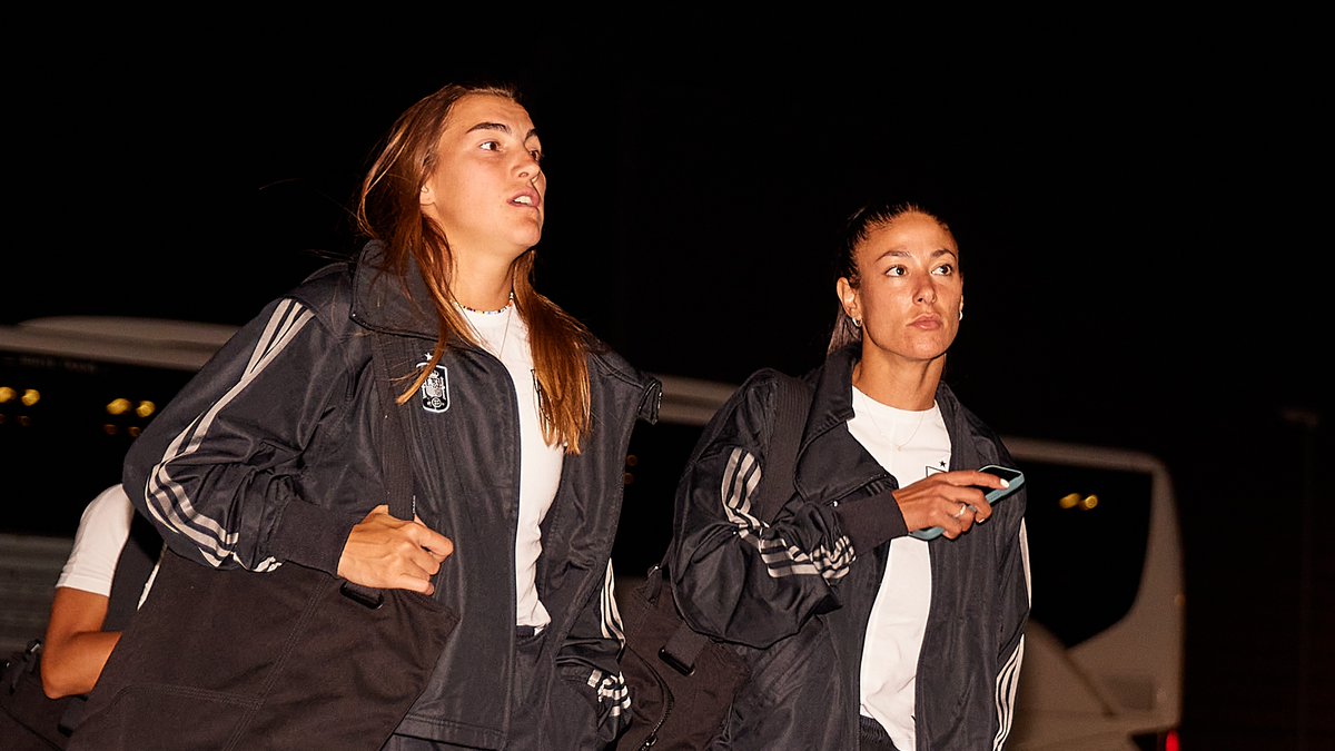 ✌🏼 ¡𝗬𝗮 𝗲𝘀𝘁𝗮𝗺𝗼𝘀 𝗲𝗻 𝗖𝗵𝗼𝗺𝘂𝘁𝗼𝘃! 🛬 ¡Momento de descansar antes de mañana conocer el Letní stadion! #JugarLucharYGanar | #WEURO2025