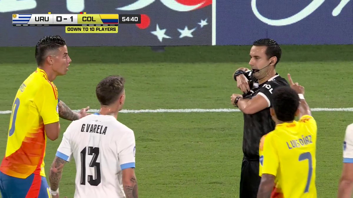 James Rodríguez receives a yellow card for arguing with the official 🟨