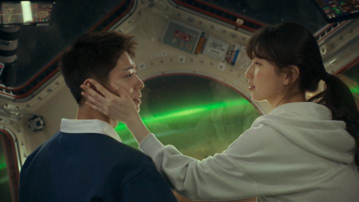 In a world where virtual reality technology makes it possible to reunite with lost loved ones, dreams and realities converge. Wonderland, directed by Kim Tae Yong, comes to Netflix July 26. Starring Tang Wei, Suzy, Park Bo Gum, Jung Yu-mi, and Choi Woo Shik.