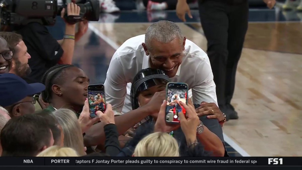 Dawn Staley taking selfies with Barack Obama 🤳 dawnstaley x Barack Obama