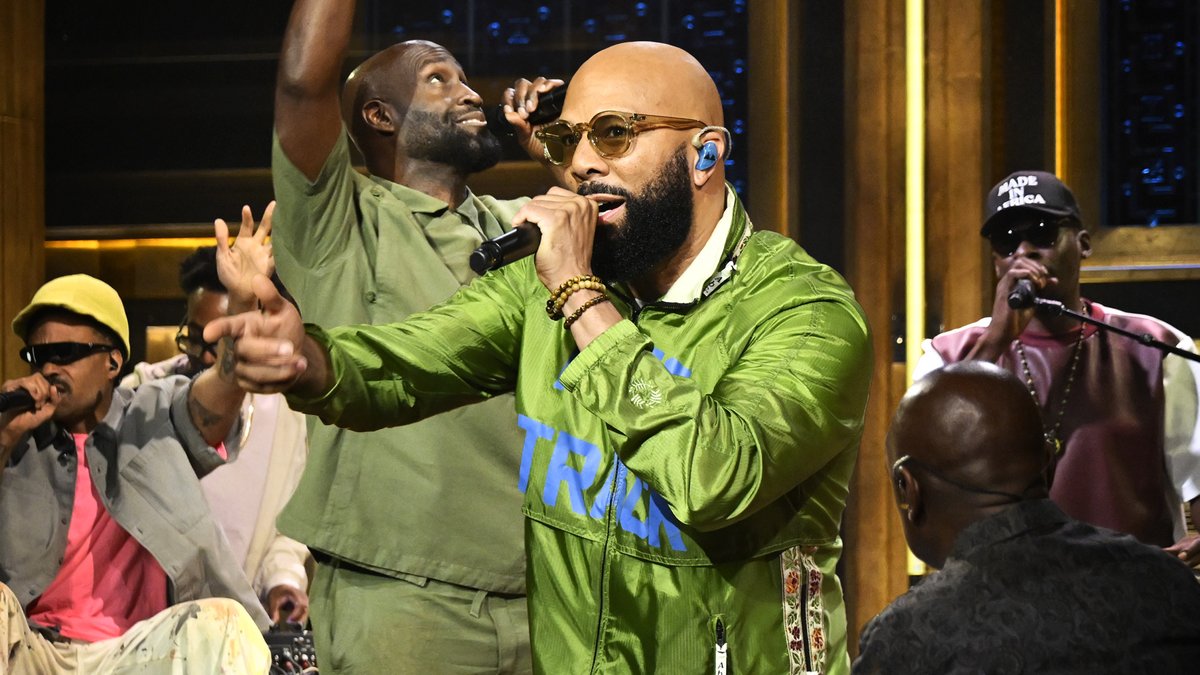 .COMMON &amp; PETEROCK.COM ft. POS and Bilal perform “When The Sun Shines Again”! Watch the full performance ⬇️ #FallonTonight
