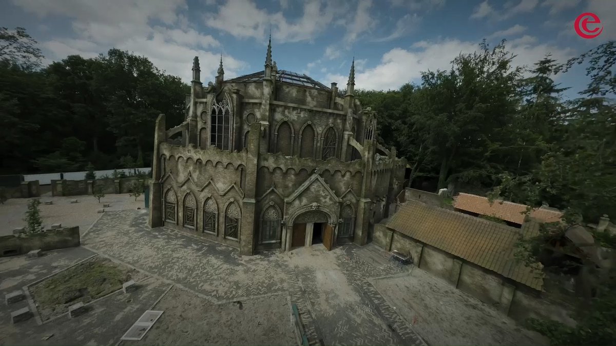De openingsdatum van Danse Macabre is bekend! 🕷️🎻 We geven je alvast een kijkje in de duistere kapel... 👀 Ben jij straks moedig genoeg voor dit spookspektakel?