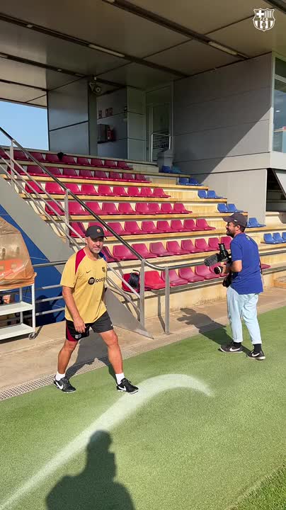 ¡Buenos días, Sr Flick! 🫡 Manos a la obra que empiezan los entrenamientos 💪