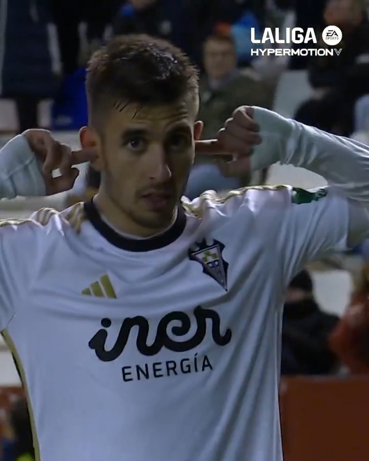✍ ¡Define con un emoji la temporada de Manu Fuster en #LALIGAHYPERMOTION! 😎 Empezamos nosotros: 🎩 #LALIGAHighlights