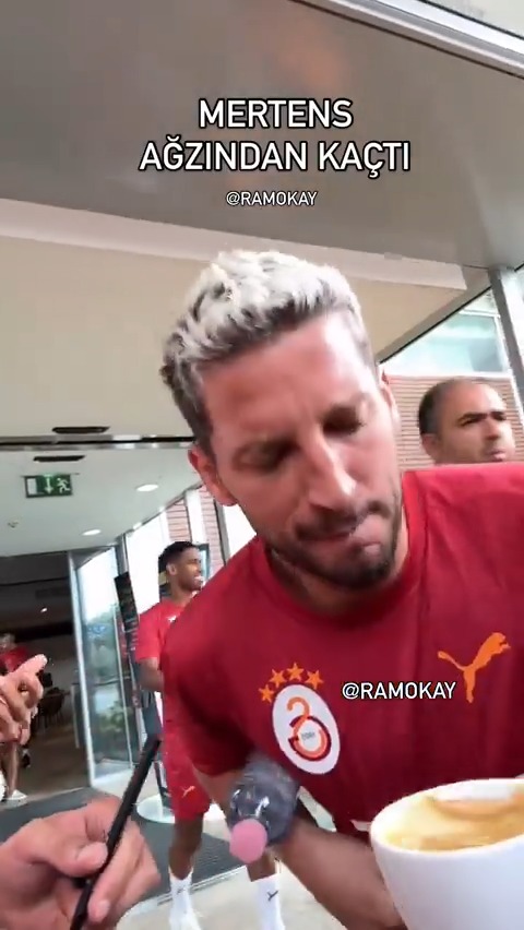 Dries Mertens, üzerine kahve dökülünce ağzını tutamıyor. 😅