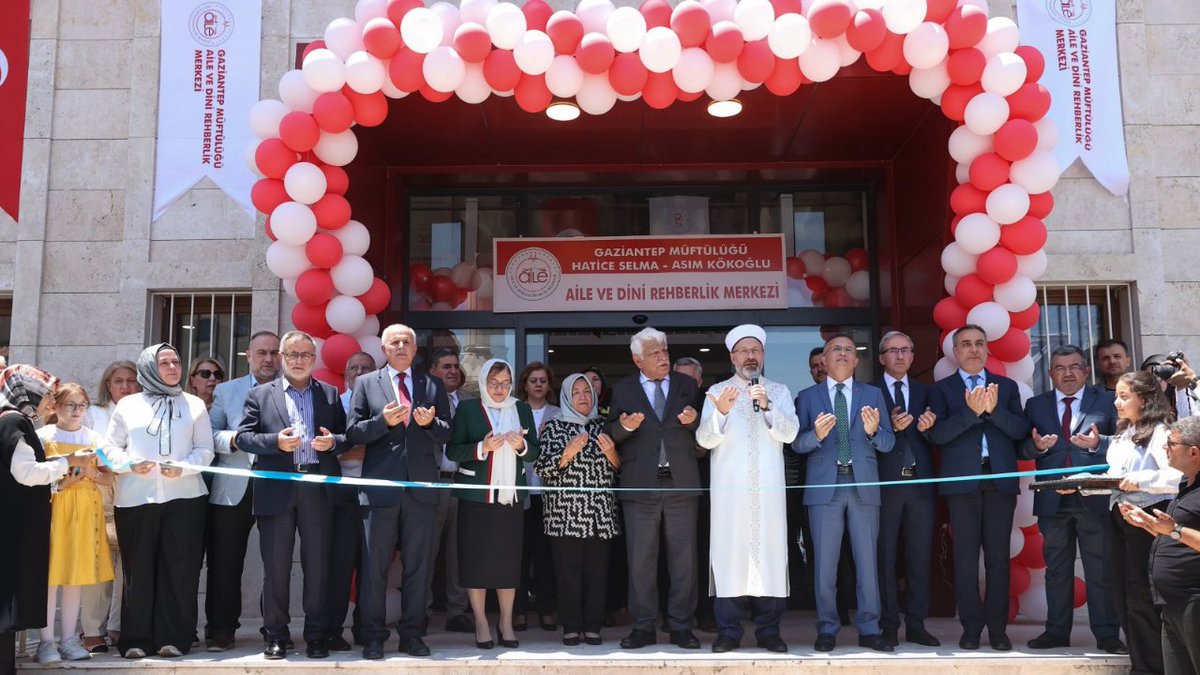 "Aile sağlam olur, aile sağlam olursa toplum sağlam olur, toplum sağlam olursa, devlet, millet, insanlık sağlam olur. Onun için hem Kur’an-ı Kerim’den hem de Peygamber Efendimizin (s.a.s.) hadis-i şeriflerinden almış olduğumuz ilhamla millet olarak ailemizi korumaya çalışıyoruz." Gaziantep Müftülüğü Hatice Selma - Asım Kökoğlu Aile ve Dini Rehberlik Merkezi’nin açılışını gerçekleştirdik.