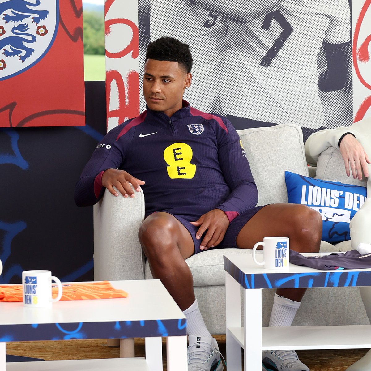 Still so much love between Ollie Watkins and Exeter City FC ❤️ #LionsDen connected by EE