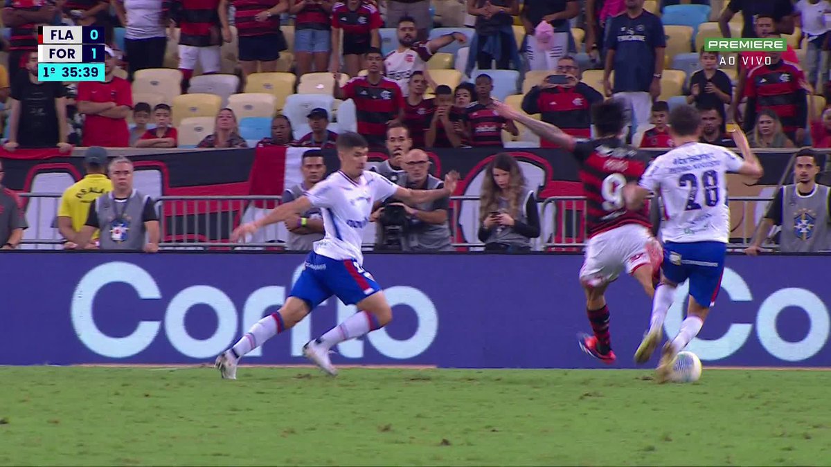 Arbitragem assinalou pênalti em Pedro. O próprio camisa 9 bateu e marcou para o Flamengo diante do Fortaleza, empatando o jogo no Maracanã na reta final do primeiro tempo: 1 a 1.