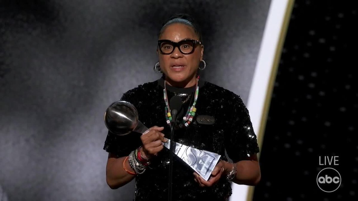 "If they can stand strong in the rings with unwavering bravery and go toe to toe with only faith as their armor ... how can I not?" Dawn Staley accepts the Jimmy V Award for Perseverance 👏 Join the fight with the The V Foundation for Cancer Research here: