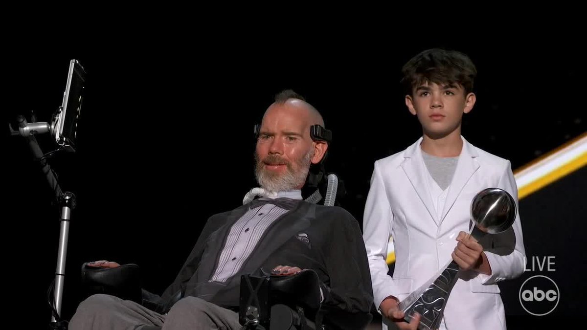 A huge ovation for Steve Gleason as he accepts the Arthur Ashe Courage Award for his contributions to ALS awareness 👏