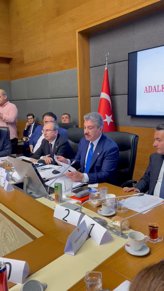 Adalet Komisyonumuzda dün itibariyle görüşmeye başladığımız, kamuoyunda 9. Yargı Paketi olarak bilinen 2/2258 Esas numaralı “Bazı Kanunlarda Değişiklik Yapılmasına Dair Kanun Teklifi”nin Komisyon görüşmelerini; aralıksız olarak 20 saati aşan yoğun bir çalışma akabinde tamamlamış bulunmaktayız. Kanun Teklifinin ilk imzacı vekilleri olan Sn. Cahit ÖZKAN ile Sn. Adem YILDIRIM’a, komisyonumuzu aydınlatıcı açıklamaları ve katkıları sebebiyle başta Adalet Bakanlığı Mevzuat Genel Müdürü Mehmet Ökmen olmak üzere tüm bürokratlara ve katılımcılara teşekkür ediyorum. Değerli görüş ve düşünceleriyle teklif görüşmelerine katkı sunan tüm Komisyon üyelerimize ve milletvekillerimize şükranlarımı sunuyorum. Kanun Teklifine ilişkin, Komisyonumuzda gerçekleştirmiş olduğumuz görüşmeler neticesinde; katılımcılar arasında görüş ayrılıklarına sebebiyet veren, “İcra ve İflas Kanunu, Avukatlık Kanunu, Türk Medeni Kanunu, Türk Ceza Kanunu ve ilgili Kanunlara” ilişkin hükümlere yönelik AK Parti grubumuz, ilgili bakanlıklarımız ve diğer paylaşlar ile gerekli etki analizleri yapılacak ve Kanun Teklifi son hali ile Genel Kurul’da Yüce Meclisimizin takdirine sunulacaktır. Genel Kurul görüşmeleri sırasında iktidar ve muhalefet partisi milletvekillerinin vereceği destekle Kanun Teklifinin kabul edileceğine inanıyor, ülkemiz ve milletimiz için hayırlı olmasını diliyorum.