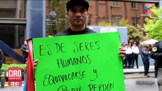“Es de humanos equivocarse y pedir perdón”, así fue como José Luis López, el “Señor Indomable”, se plantó afuera de la #SSC de la #CDMX. Asegura que será reinstalado en su puesto de policía, tras su participación en un video porno en el #Metro: