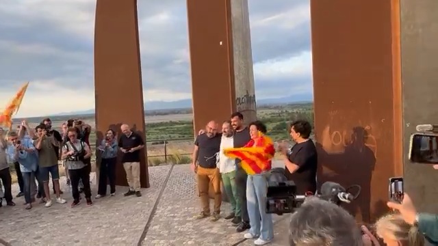 Els cinc exiliats que han emprès el camí de retorn cap a casa estan a punt de travessar la frontera. Rovira, Wagensberg, Serra, Rodríguez i Campmajó s'han reunit a la Porta dels Països Catalans, a Salses