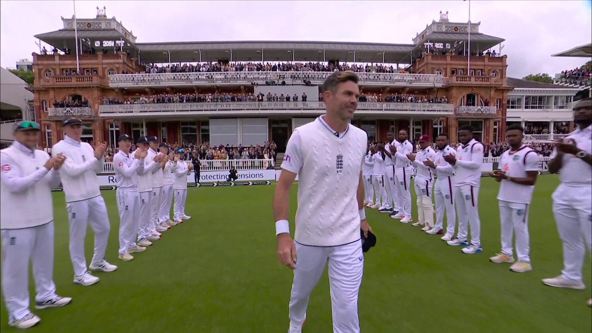 For the final time James Anderson walks out at Lord's 🥺 A guard of honour from both sets of players 👏