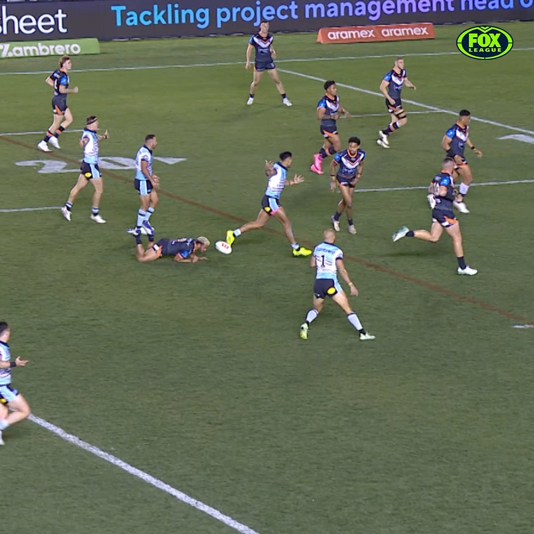 The Tigers cop their 14th sin bin of the season 😮😮 📺 Watch #NRLSharksTigers on ch.502 or stream on Kayo: ✍️ BLOG 🔢 MATCH CENTRE