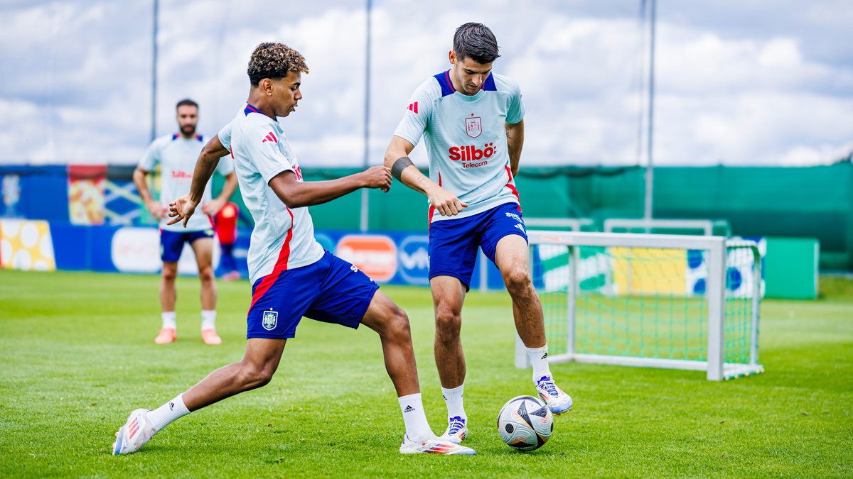 🇪🇦⚡Álvaro Morata goes one-on-one against Lamine Yamal during Spain's training session.